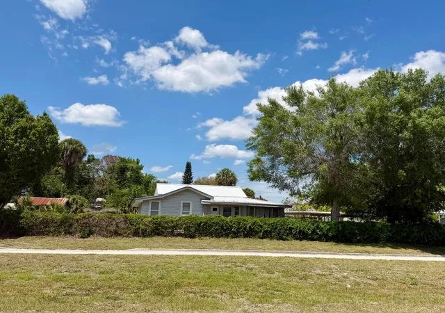 4th image of 207 Se 4Th St, Okeechobee, FL 34974 | MLS# B26025194