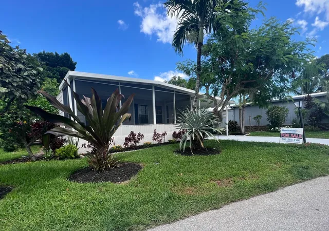 Photo 2 of Manufactured home for sale at 4310 Viola Dr #812, Lake Worth, FL 33463 | MLS# B26025231 | Listing updated on 2026-10-02