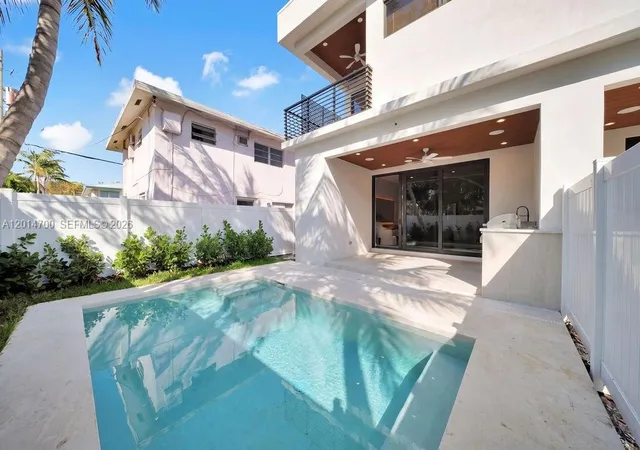 Homes for sale in Fort Lauderdale, FL | 904 Ne 17Th Ter, Fort Lauderdale, FL 33304 | MLS# A12014700