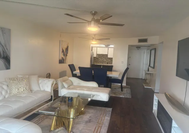 Listing Photo 4 - Condo for sale in building located at 9355 Sw 8Th St, Boca Raton, FL 33428 - Unit #225