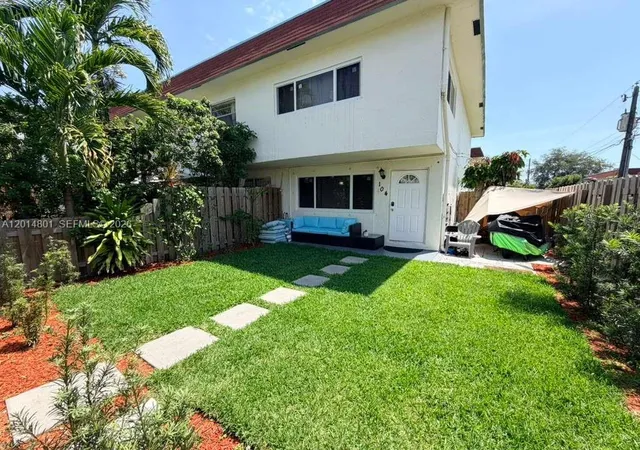 2nd image of 1500 Ne 151st St #104, Miami, FL 33162 | MLS# A12014801