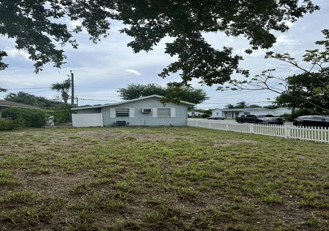1st image of 312 N 12th Ave Ave N, Lake Worth Beach, FL 33460 | MLS# B26025388