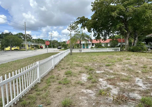 2nd image of 312 N 12th Ave Ave N, Lake Worth Beach, FL 33460 | MLS# B26025388