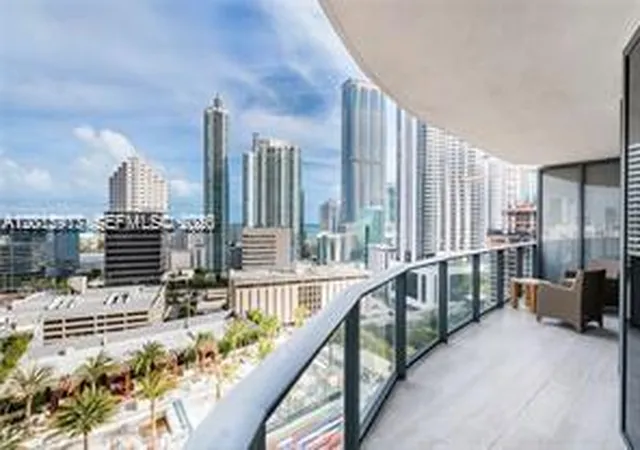 2nd image of 45 Sw 9Th St #1701, Miami, FL 33130 | MLS# A12012917