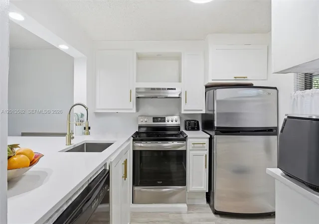 Homes for sale in Margate, FL | 5501 Lakeside Dr #204, Margate, FL 33063 | MLS# A12013582