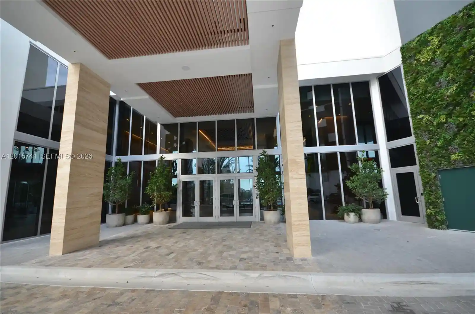 Listing Photo 1 - Condo for sale in 16385 Biscayne Blvd located at 16385 Biscayne Blvd, Miami, FL 33160 - Unit #519