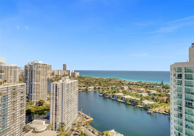3rd image of 20281 E Country Club Dr #PH14, Miami, FL 33180 | MLS# A12012748