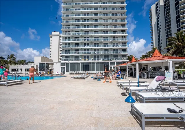 10th image of 19201 Collins Ave #425, Sunny Isles Beach, FL 33160 | MLS# A12016056