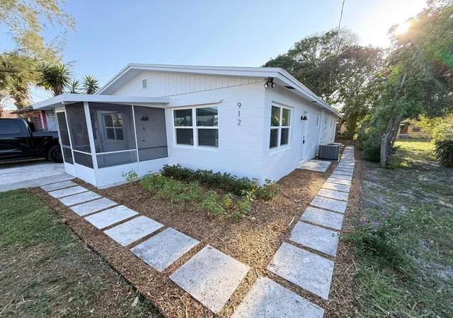Homes for sale in Stuart, FL | 912 Se Tarpon Ave, Stuart, FL 34994 | MLS# B26026882