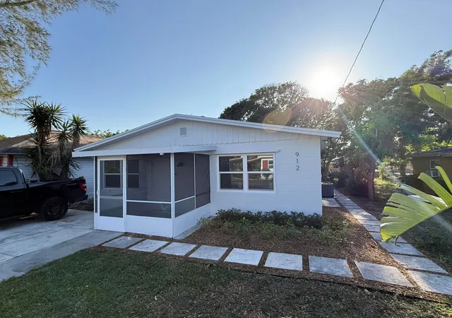 Homes for sale in Stuart, FL | 912 Se Tarpon Ave, Stuart, FL 34994 | MLS# B26026882