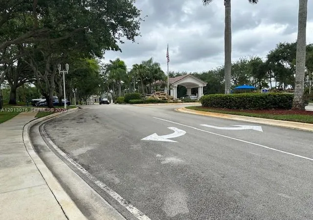 3rd image of 17110 Nw 10Th St, Pembroke Pines, FL 33028 | MLS# A12013075