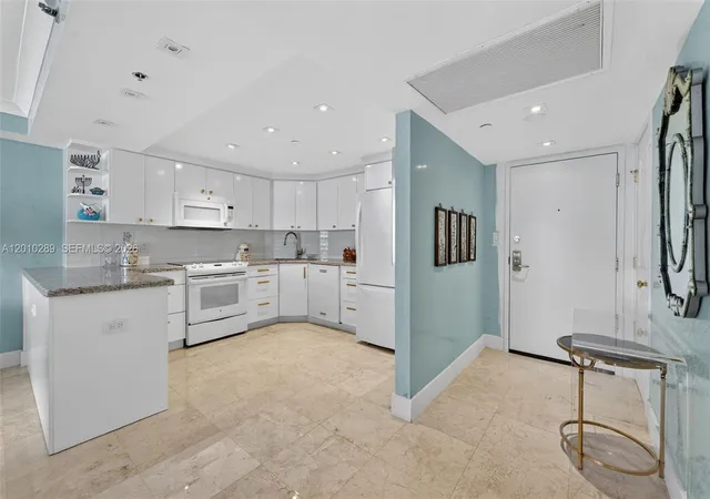 4th image of 5225 Collins Ave #1519, Miami Beach, FL 33140 | MLS# A12010289