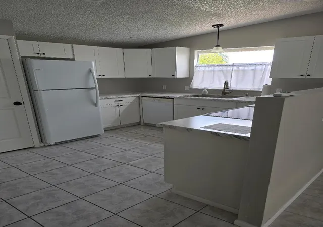 Photo 3 of Manufactured home for sale at 5550 Hemingway Ct #1, Fort Pierce, FL 34982 | MLS# B26027020 | Listing updated on 2026-09-23