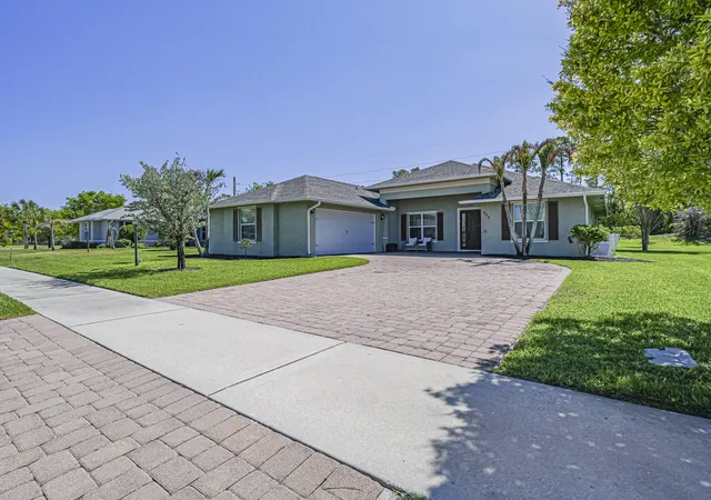 Photo 2 of Single family home for sale at 922 Yearling Trl, Sebastian, FL 32958 | MLS# B26027008 | Listing updated on 2026-10-05