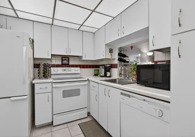 Photo 3 of Sale Pending at 1170 N Federal Hwy #305, Fort Lauderdale, FL 33304 | MLS# B26027126 | Listing updated on 2026-09-18
