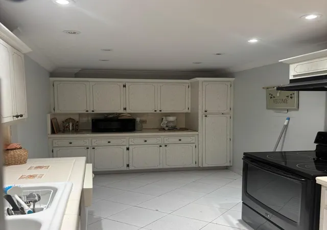 Photo 3 of Sale Pending at 4350 Hillcrest Dr #704, Hollywood, FL 33021 | MLS# B26027138 | Listing updated on 2026-09-20