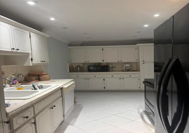 Photo 4 of Sale Pending at 4350 Hillcrest Dr #704, Hollywood, FL 33021 | MLS# B26027138 | Listing updated on 2026-09-20