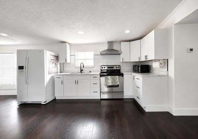 3rd image of 182 Plantation Blvd, Lake Worth, FL 33467 | MLS# B26027244