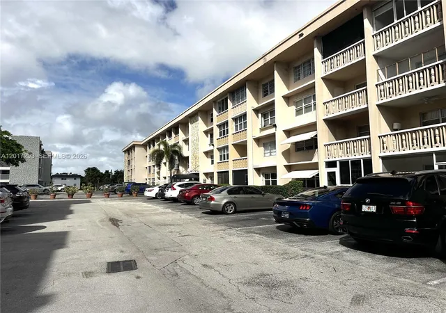14th image of 410 Se 2nd St #415, Hallandale Beach, FL 33009 | MLS# A12017293