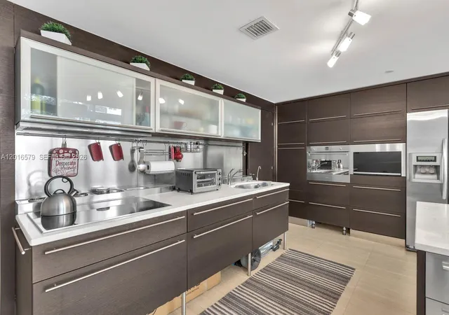 5th image of 6000 Collins Ave #129, Miami Beach, FL 33140 | MLS# A12016579
