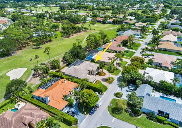 2nd image of 594 N Country Club Dr, Lake Worth, FL 33462 | MLS# B26027467