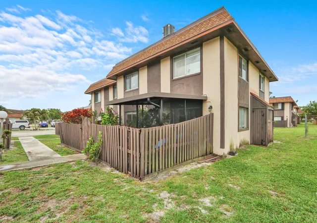 2nd image of 2116 Sherwood Forest Blvd, West Palm Beach, FL 33415