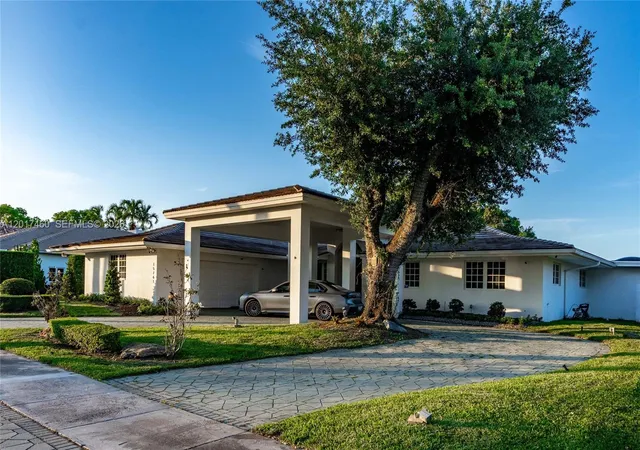 Homes for sale in Miami Lakes, FL | 15761 Turnberry Dr, Miami Lakes, FL 33014 | MLS# A12017460