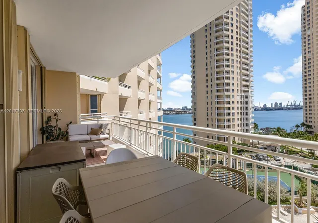 3rd image of 888 Brickell Key Dr #1207, Miami, FL 33131 | MLS# A12017937