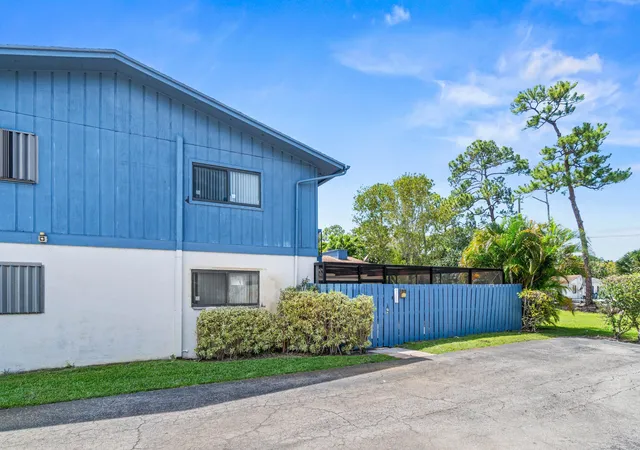 Photo 2 of Townhouse for sale at 4585 Holly Lake Dr, Lake Worth, FL 33463 | MLS# B26028023 | Listing updated on 2026-09-23