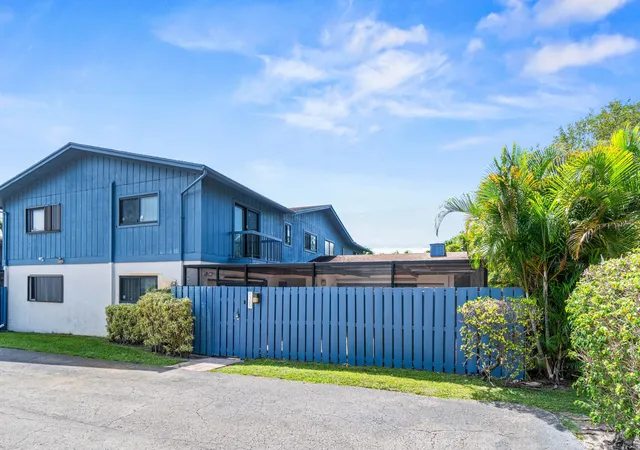 Photo 3 of Townhouse for sale at 4585 Holly Lake Dr, Lake Worth, FL 33463 | MLS# B26028023 | Listing updated on 2026-09-23