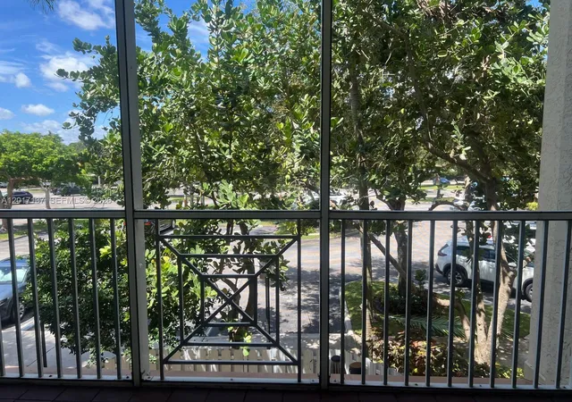 Homes for sale in Pompano Beach, FL | 3500 Oaks Clubhouse Dr #211, Pompano Beach, FL 33069 | MLS# A12017137