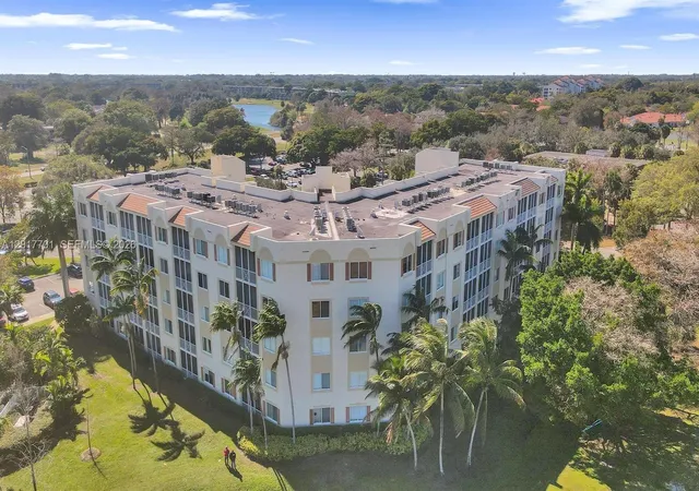 Homes for sale in Pompano Beach, FL | 3600 Oaks Clubhouse Dr #511, Pompano Beach, FL 33069 | MLS# A12017701