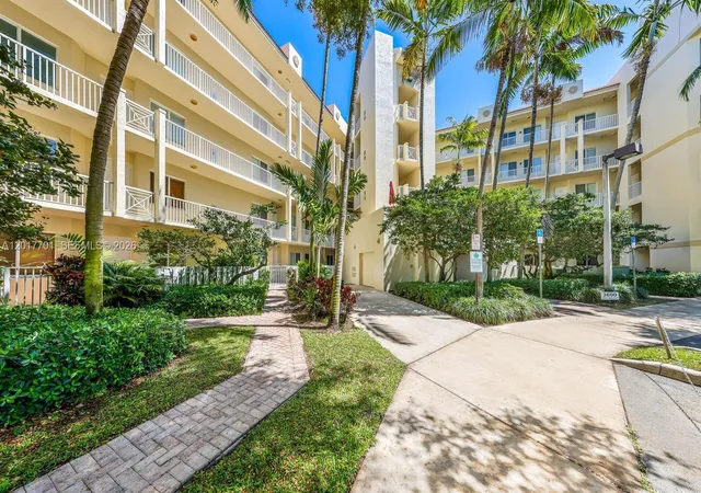 Homes for sale in Pompano Beach, FL | 3600 Oaks Clubhouse Dr #511, Pompano Beach, FL 33069 | MLS# A12017701