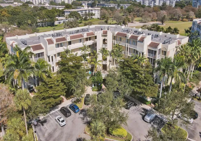 Homes for sale in Pompano Beach, FL | 3600 Oaks Clubhouse Drive, Pompano Beach, FL 33069 | Houzeo
