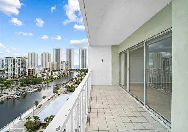 3rd image of 500 Bayview Dr #1421, Sunny Isles Beach, FL 33160 | MLS# A12018825