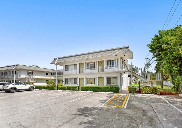 4th image of 3280 Cynthia Ln, Lake Worth Beach, FL 33461