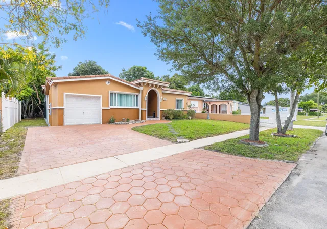Photo 2 of Single family home for sale at 321 N 72nd Terrace, Hollywood, FL 33024 | MLS# B26028697 | Listing updated on 2026-09-23