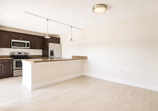 3rd image of 824 Blue Ridge Cir, West Palm Beach, FL 33409 | MLS# A12019563