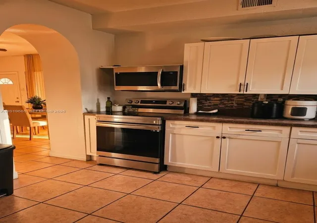3rd image of 571 Ne 172Nd St, North Miami Beach, FL 33162 | MLS# A12019685