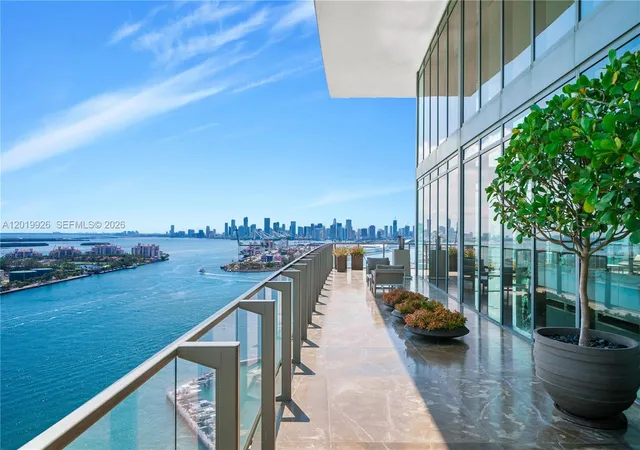 3rd image of 800 S Pointe Dr, Miami, FL 33139