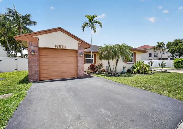 Homes for sale in Davie, FL | 13970 Oaklawn Pl, Davie, FL 33325 | MLS# B26029407