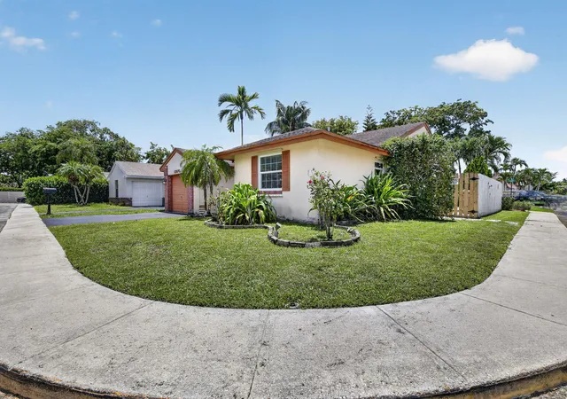 Homes for sale in Davie, FL | 13970 Oaklawn Pl, Davie, FL 33325 | MLS# B26029407