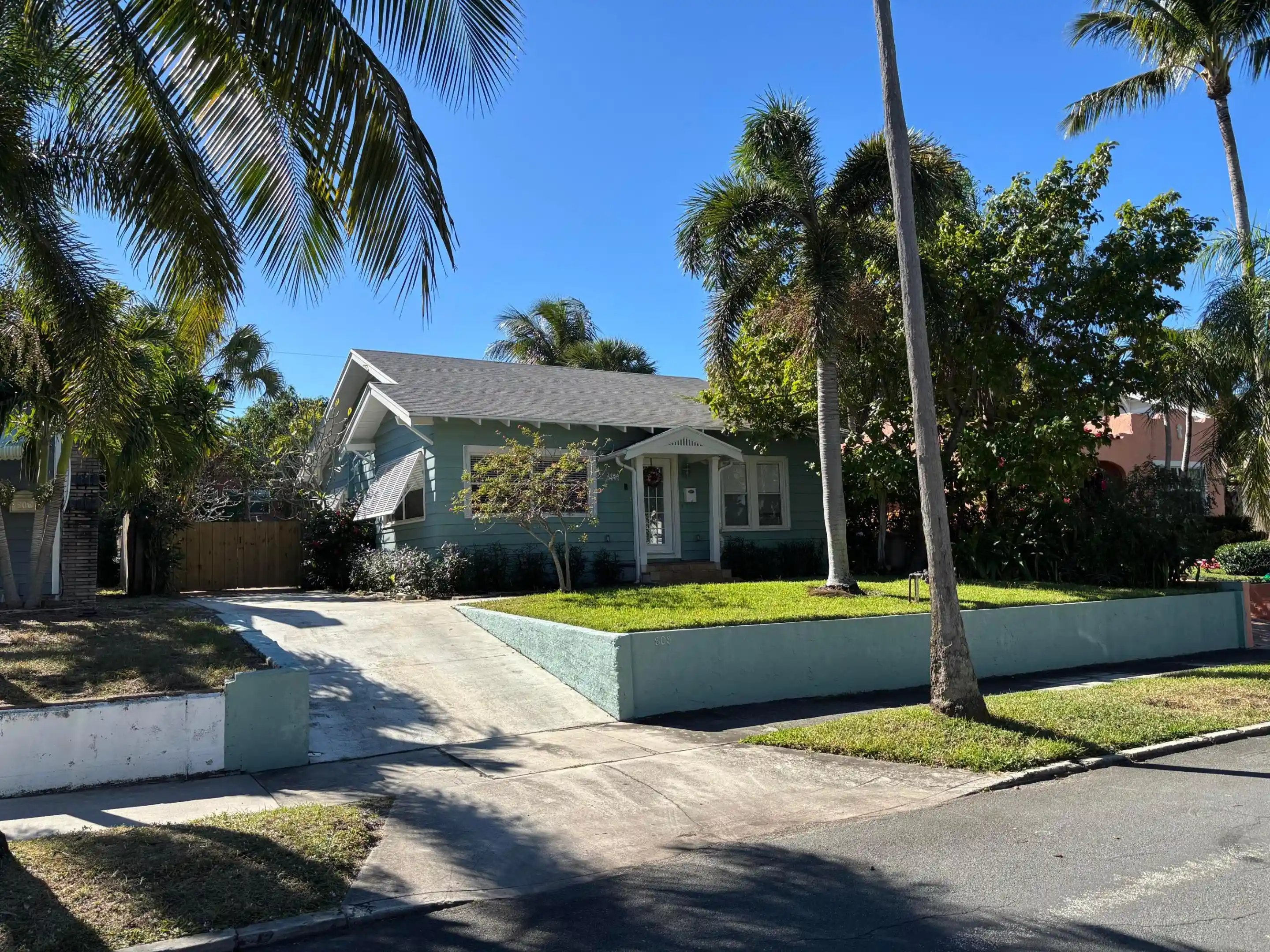 Photo 1 of Sale Pending at 808 Kanuga Dr, West Palm Beach, FL 33401 | MLS# B26029584 | Listing updated on 2026-10-28