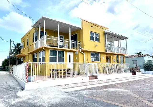Listing Photo 4 - Condo for sale in building located at 300 Georgia St, Hollywood, FL 33019 - Unit #1-5