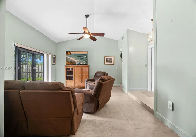 4th image of 1070 Cedar Creek Wy, Davie, FL 33325 | MLS# A12020519