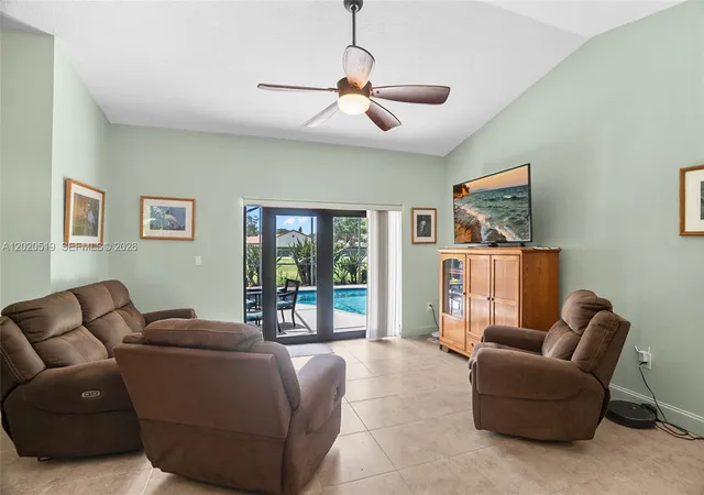 5th image of 1070 Cedar Creek Wy, Davie, FL 33325 | MLS# A12020519