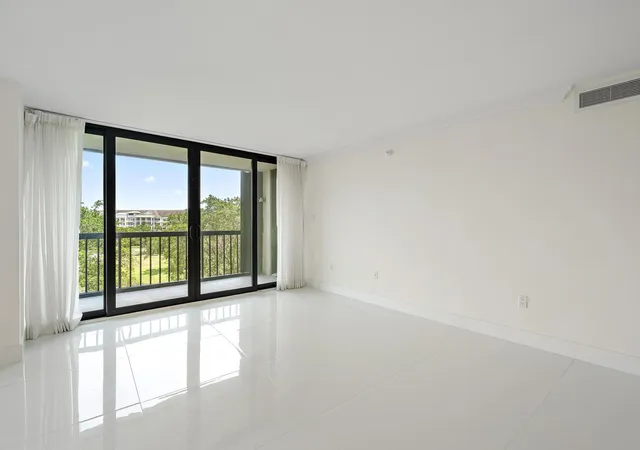 Listing Photo 4 - Condo for sale in building located at 2450 Presidential Wy, West Palm Beach, FL 33401 - Unit #505