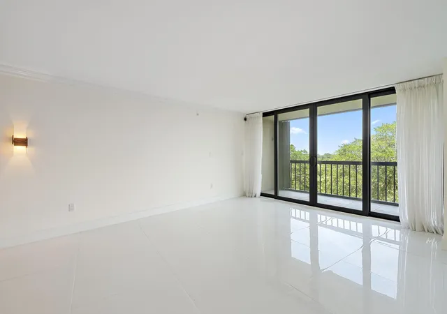 Listing Photo 5 - Condo for sale in building located at 2450 Presidential Wy, West Palm Beach, FL 33401 - Unit #505
