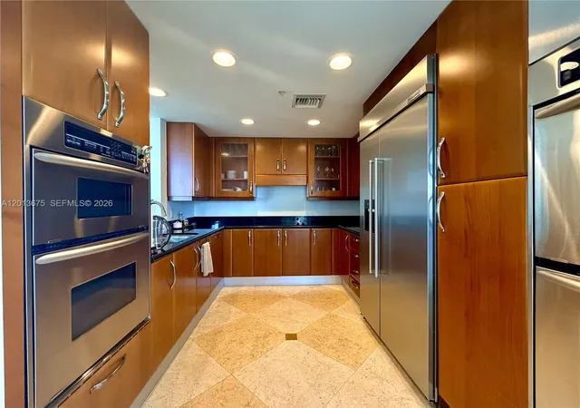 4th image of 19400 Turnberry Wy #731, Miami, FL 33180 | MLS# A12013675