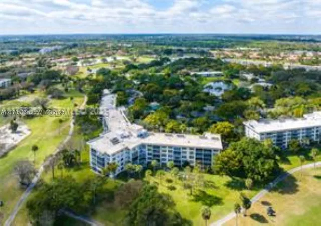 2nd image of 3800 Oaks Clubhouse Dr, Pompano Beach, FL 33069